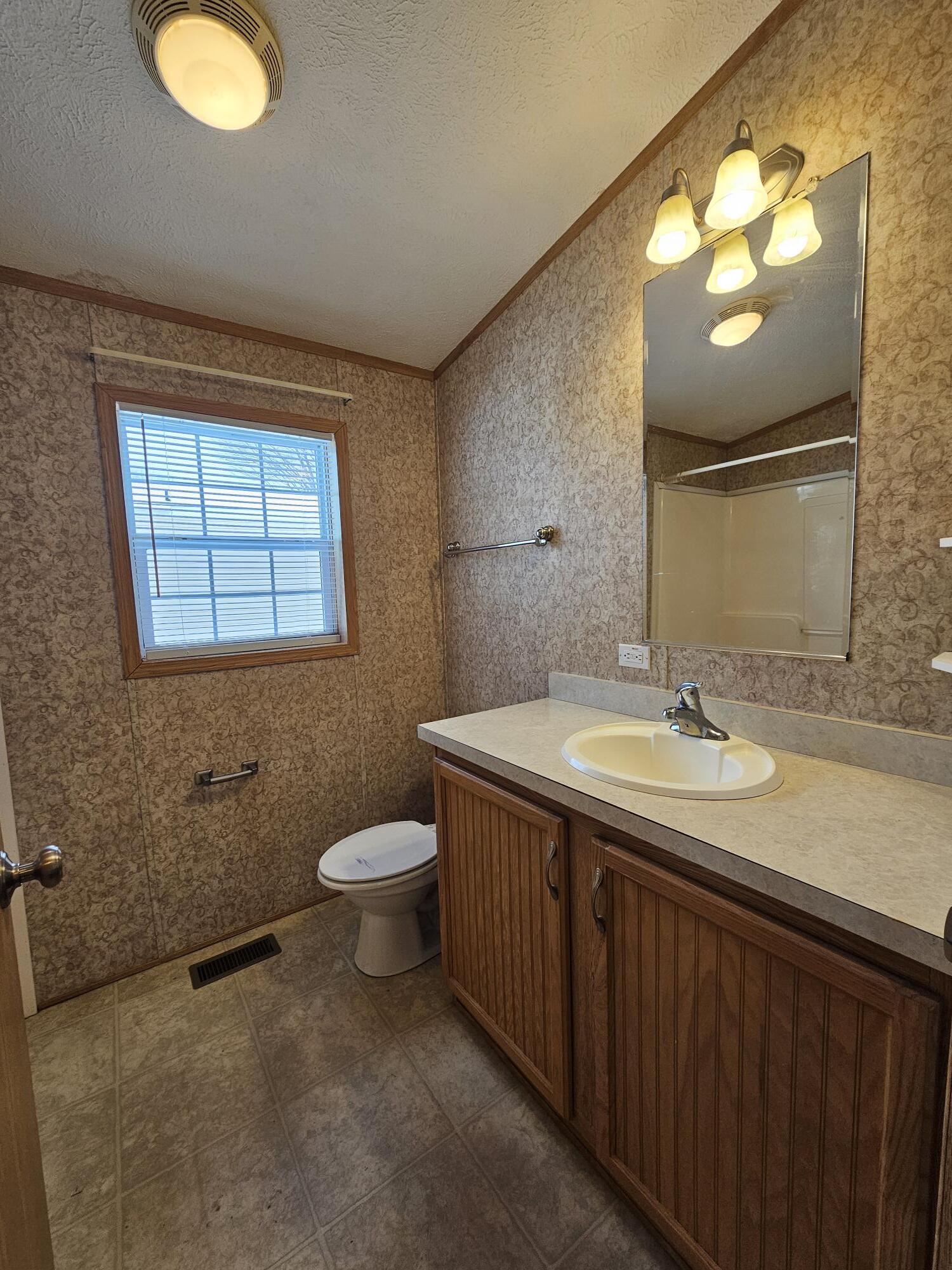 Building Photo - 6 Evergreen Ln