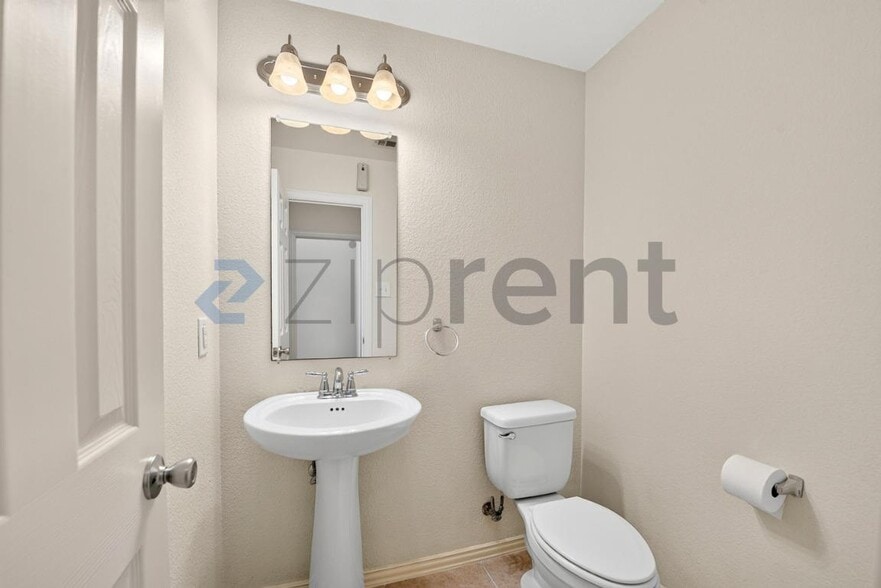Building Photo - Unit