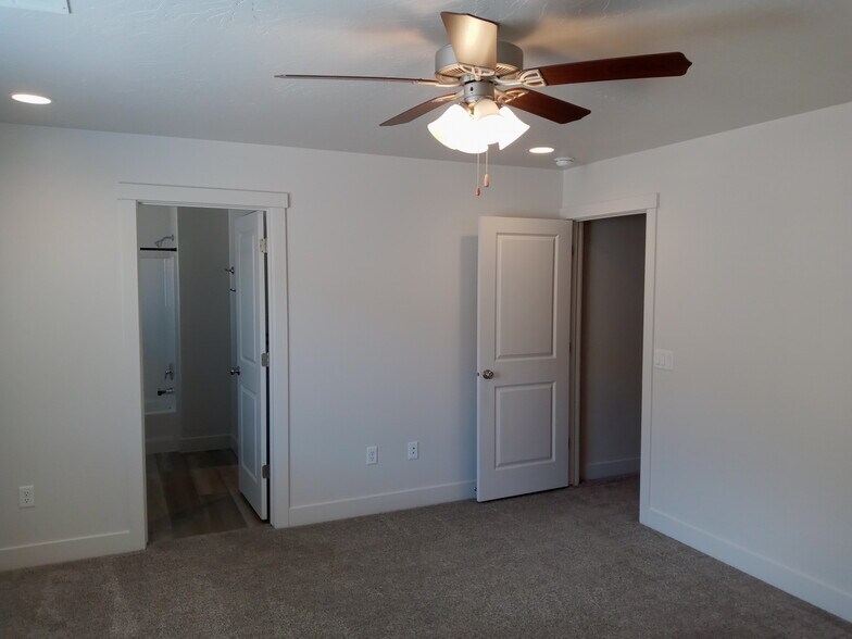 Building Photo - 3115 S Relic Ridge Dr