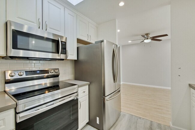 Building Photo - Remodeled 2 Bed 2 Bath Modern Condo with Bonus Loft Area