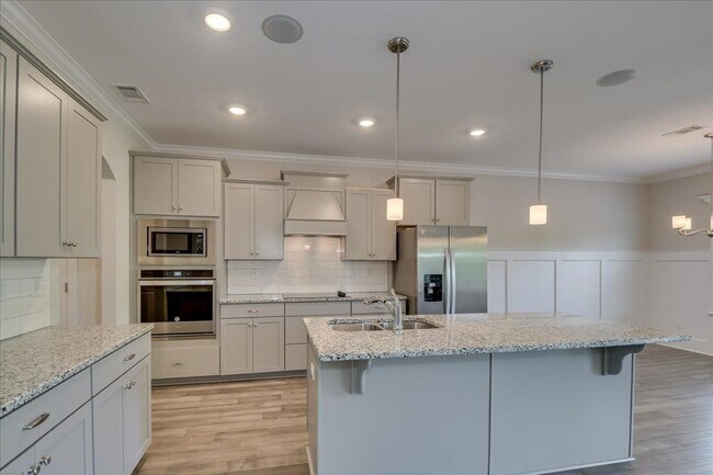 Building Photo - 323 Colonnades Dr