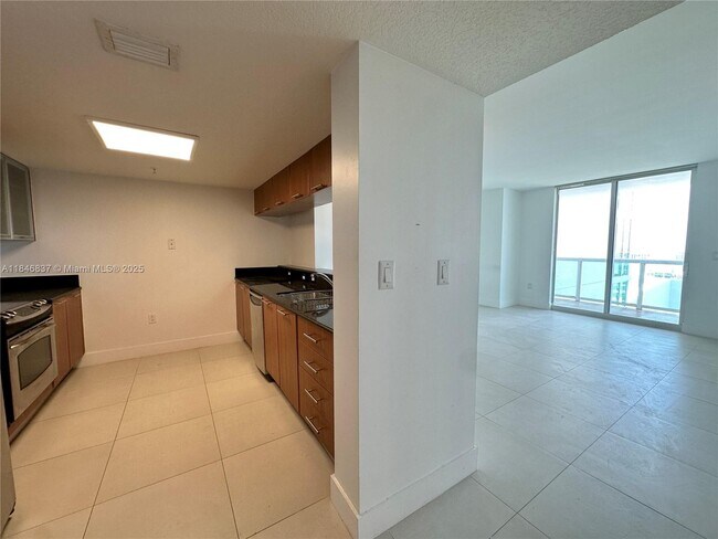 Building Photo - 1800 N Bayshore Dr