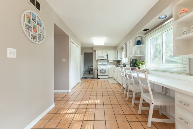Building Photo - 520 Highland Grove Dr