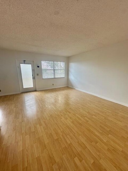 Building Photo - 3063 Ainslie Dr