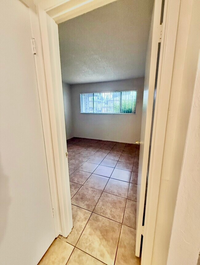 Building Photo - 4479 La Cresta Way