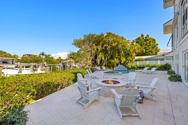 Building Photo - 121 Damfino St