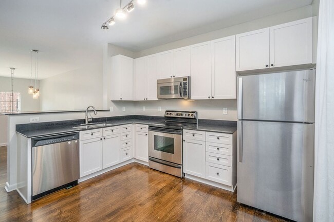 Building Photo - 2 bdrm, 2.5 bath Town Home steps away from...