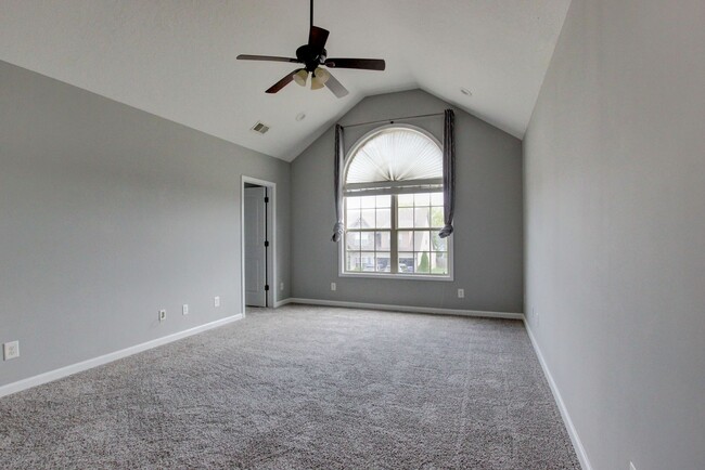 Building Photo - --AVAILABLE NOW! MOVE-IN READY!!!