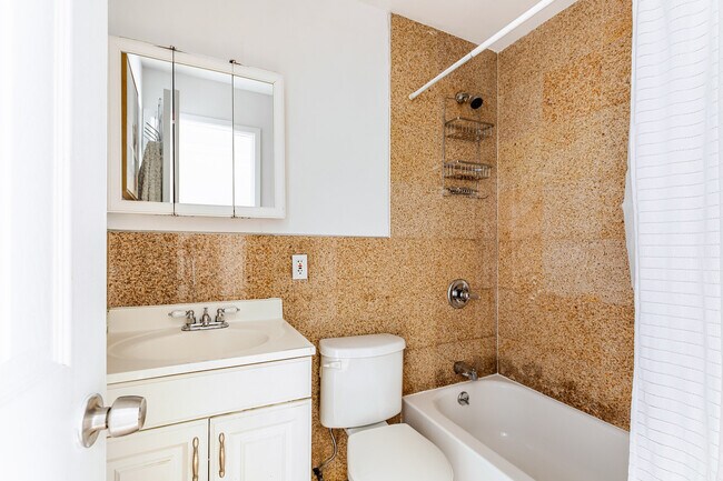 Building Photo - 93 1/2 East 7th Street-SI FL1-ID1054297P