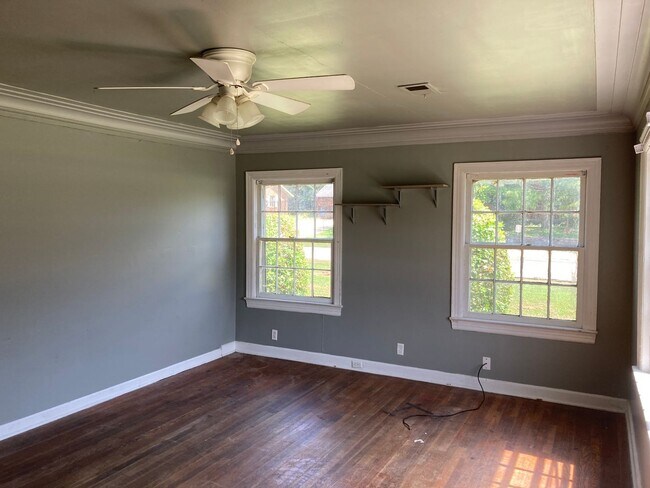Primary Photo - 3 bedroom / 1 Bathroom House