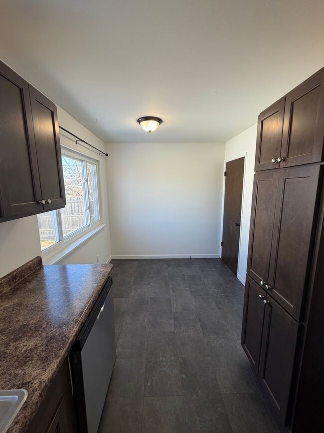 Building Photo - Remodeled 4BR/2BA Home in Lansing — Move in ready