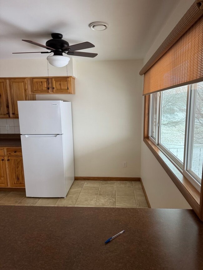 Building Photo - 2 bedroom 1 bath second floor unit