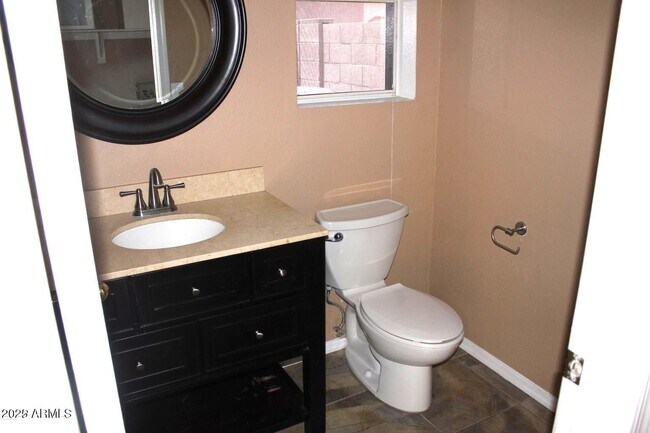 Building Photo - 1221 W Chicago St