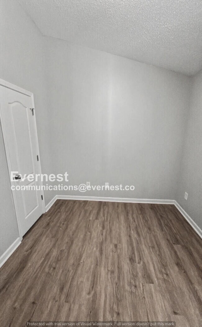 Building Photo - 3 Bed, 2.5 Bath Home with Modern Comforts / Pet-Friendly / Available Now!