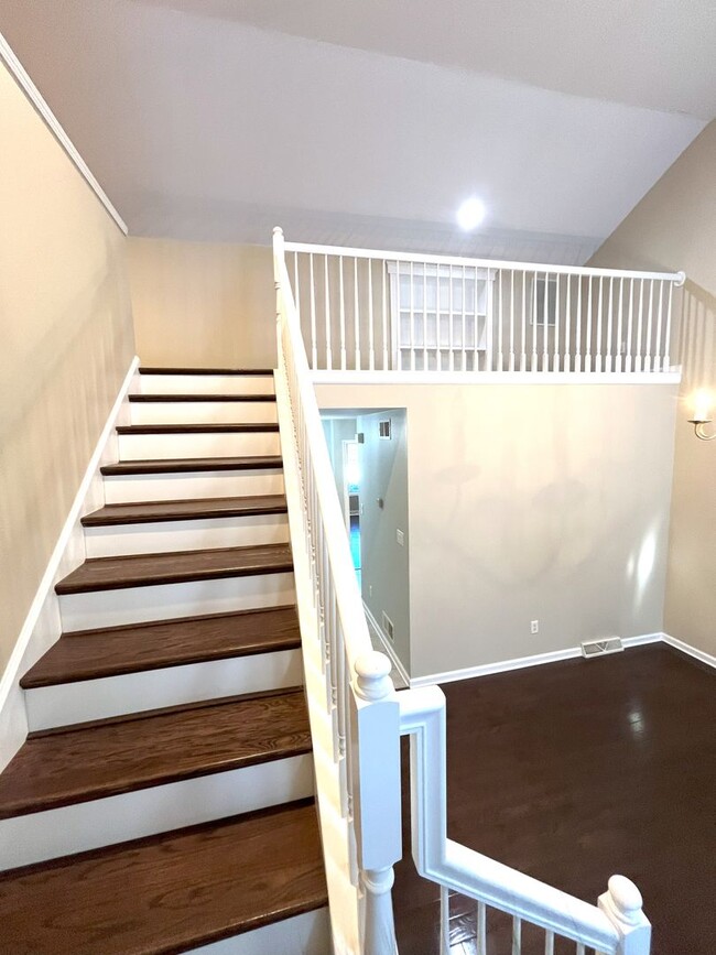 Building Photo - Gorgeous 3-bedroom, 3 full-bath townhouse