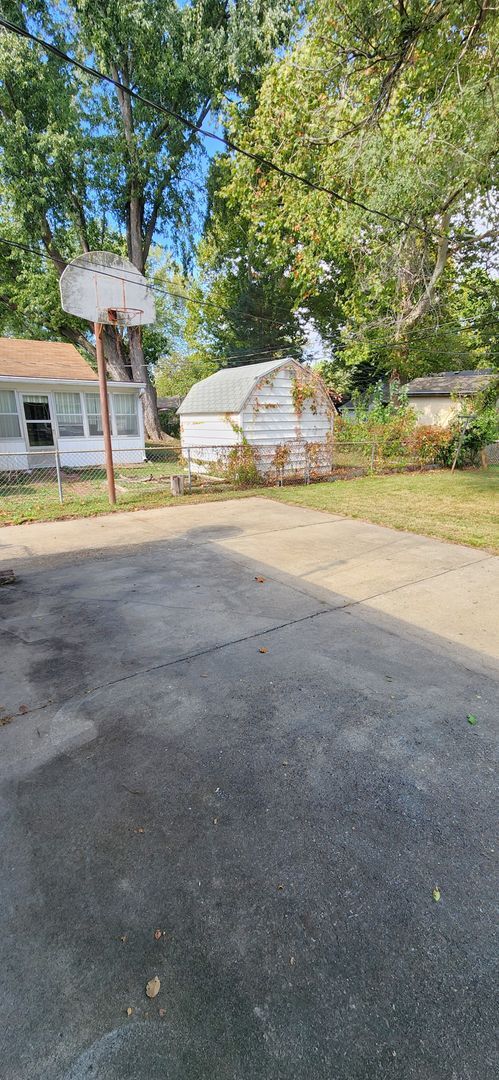 Building Photo - Great 3 bedroom 2 bath rancher at an amazi...