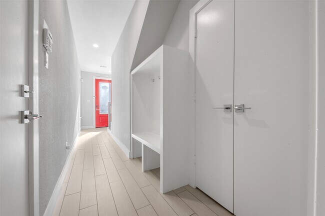 Building Photo - 6106 Clarkson Ln