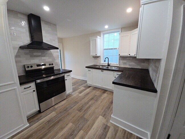 Building Photo - 310 N C St