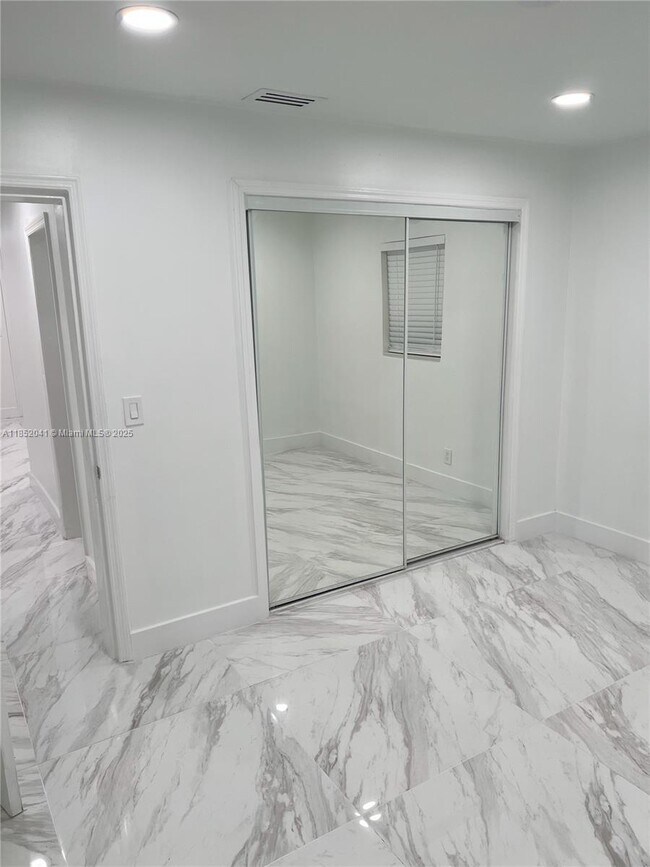 Building Photo - 4337 SW 49th St