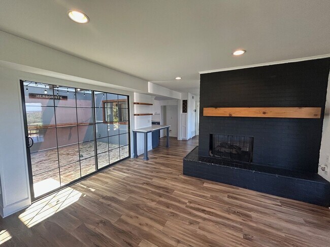 Building Photo - Beautiful Home with Beautiful Views