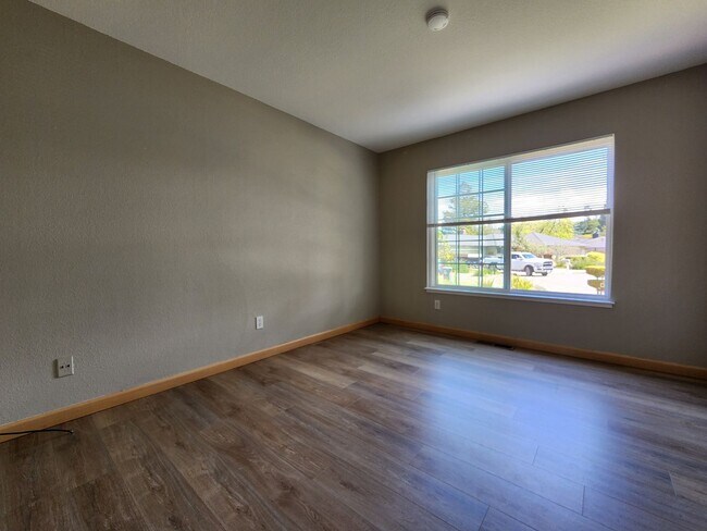 Building Photo - Lovely Bennett Valley Home in a Cul-De-Sac