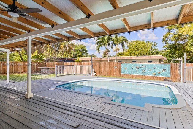 Building Photo - 7913 NW 72nd Ave