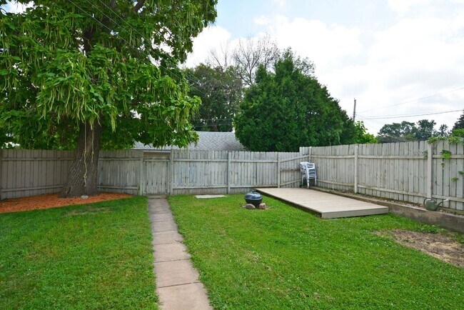 Building Photo - 3BD Home with Deck, Fenced Yard & Garage—S...