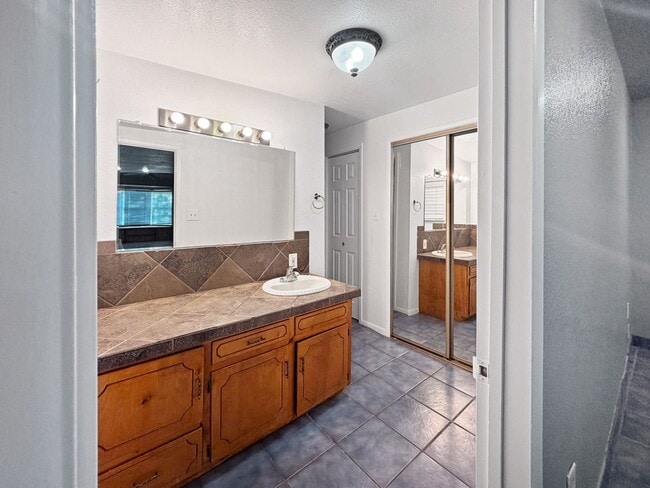 Building Photo - 910 W Taylor Ave