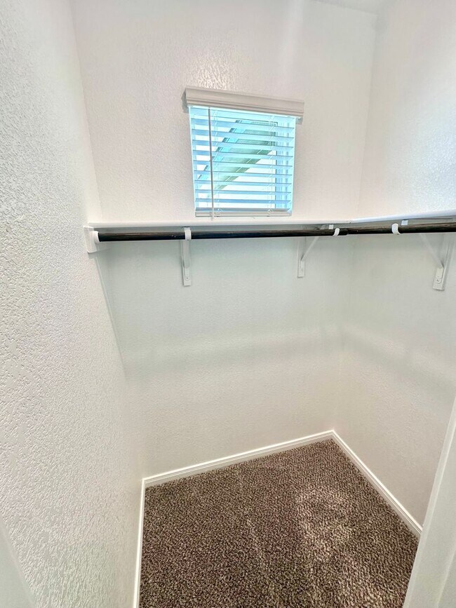 Building Photo - Luxury 3-Bed, 2-Bath Duplex in Buda!
