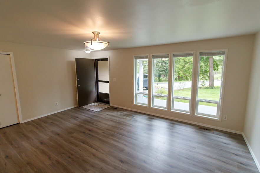 Front room - 2549 Yew Street Rd