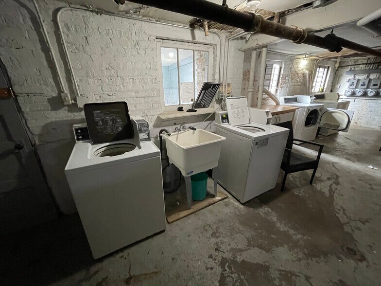 Building Photo - 3219 W Balmoral Ave