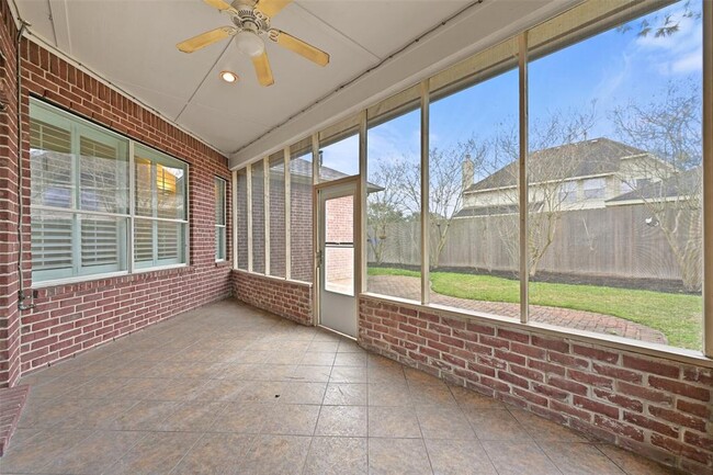 Building Photo - 1008 Elm Pointe