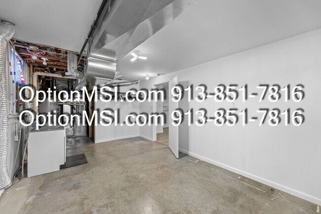 Building Photo - Country Charm Just Minutes From Lawrence!