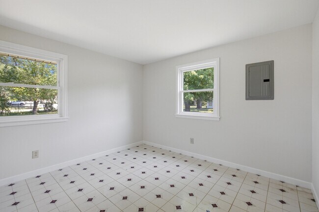 Building Photo - 154 Maple St