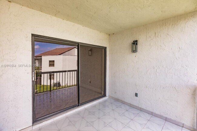Building Photo - 9425 Fontainebleau Blvd