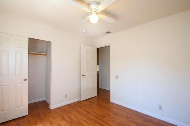 Building Photo - Large 4BR 3BA Updated Home in Quiet Neighb...