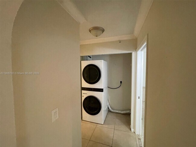 Building Photo - 4856 N State Rd 7