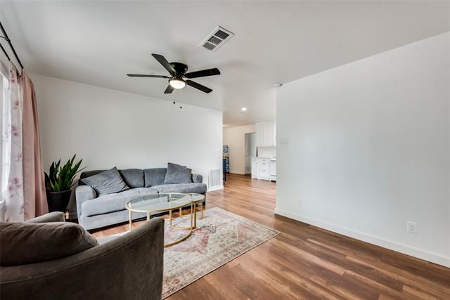 Building Photo - 228 E Oak Dr