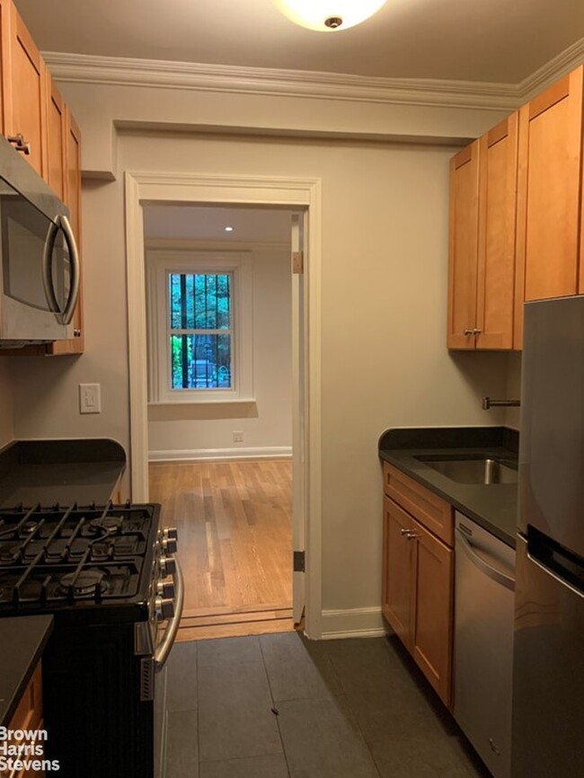 Building Photo - Park Slope Garden Apartment