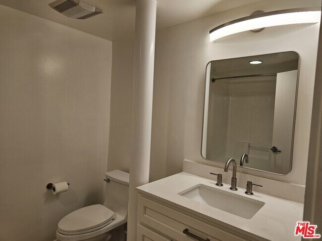 Building Photo - 1617 Broadway