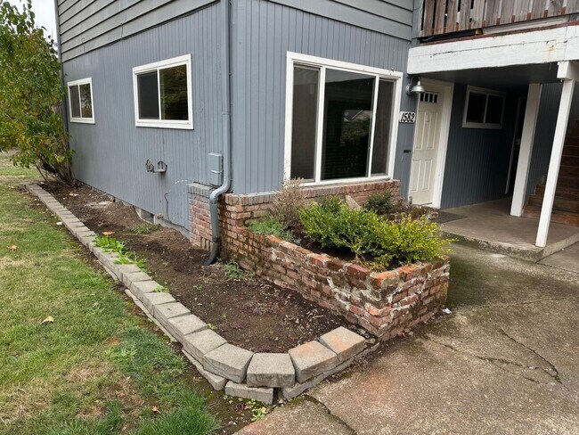Building Photo - 2 Bedroom Off Coburg Rd.