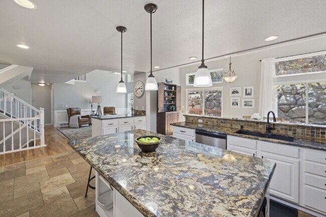 Building Photo - Spacious 6-Bedroom Broadmoor Rental with M...