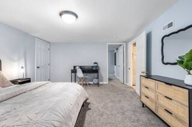 Building Photo - Elm Street Duplex
