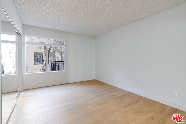 Building Photo - 1352 S Carmelina Ave