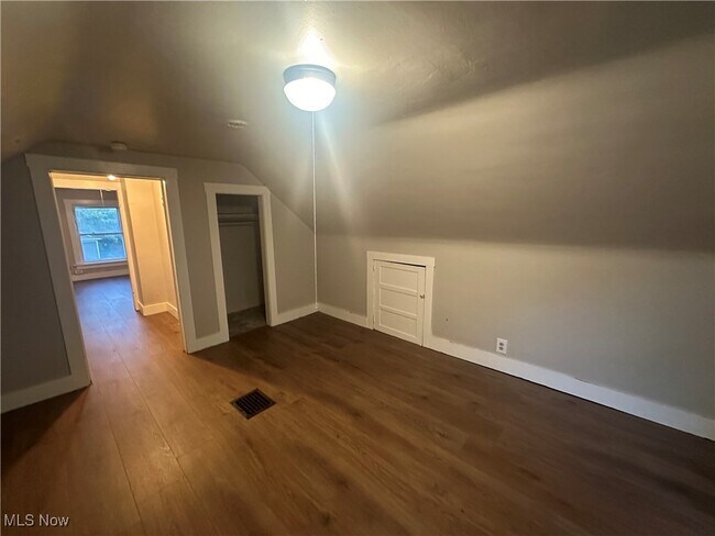 Building Photo - 523 Gage St