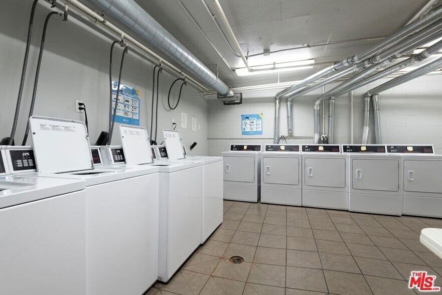 Building Photo - 10982 Roebling Ave