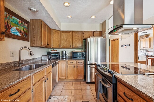 Building Photo - Whitefish River furnished Townhome