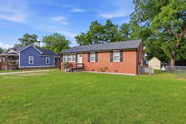 Building Photo - 611 Forest Knolls Rd