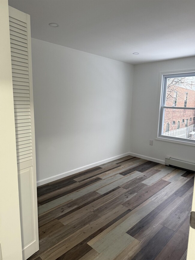 Building Photo - 360 Whiton St