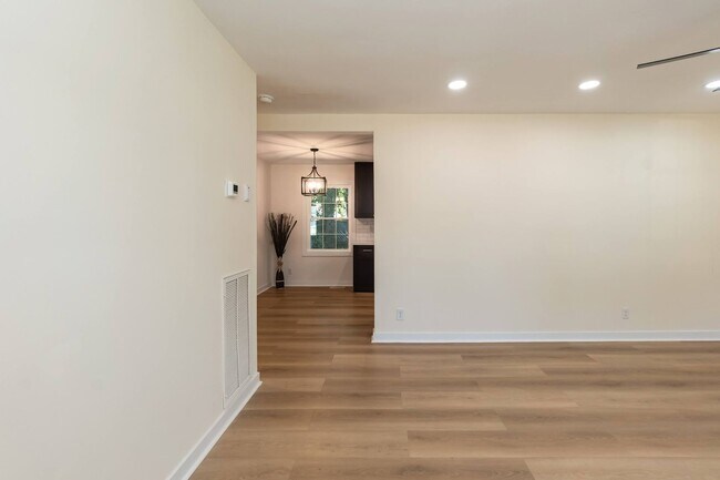 Building Photo - Three Bedroom Home!